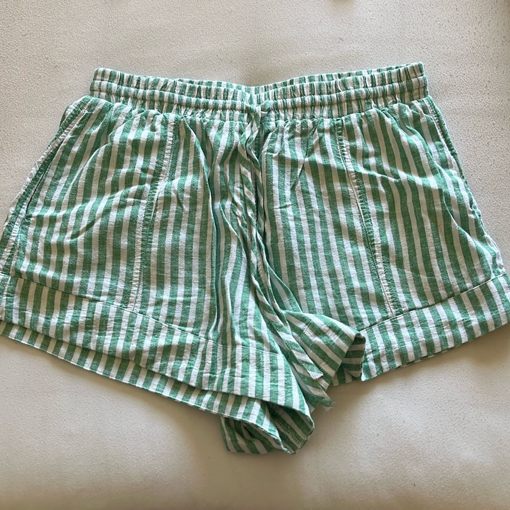 Green / white shorts. Size M